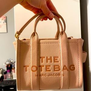 Cute mini tote bag only used couple times! It’s authentic comes with a strap